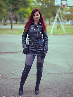 Jeny in autumn wearing blue tights image 2
