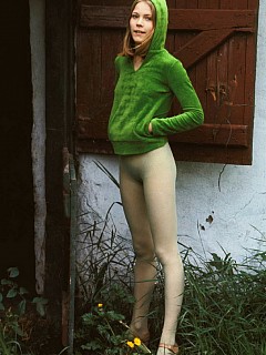 Amateur girls posing in her pantyhose