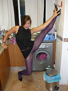 Amateur girls posing in her pantyhose