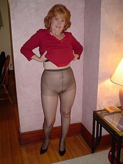 Mature amateurs spreads her legs in pantyhose image 6